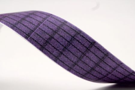 Lavendel und schwarzes Fischgrätmuster Band_AI